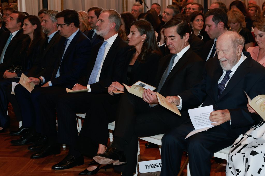 Plano entero de los reyes de España sentados entre el público durante los premios