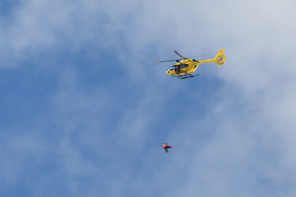 El helicóptero, en la pista de esquí de Milano Cortina, donde se están disputando los JJ.OO. de Invierno