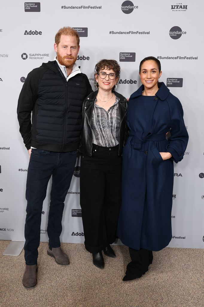 El príncipe Harry y Meghan Markle posaron junto Alysa Nahmias, direrectora del documental