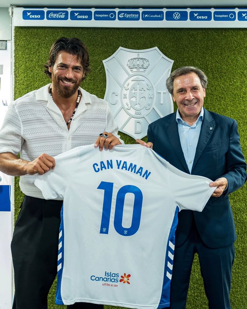 Can Yaman junto  Felipe Miñambres, presidente del Club Deportivo Tenerife