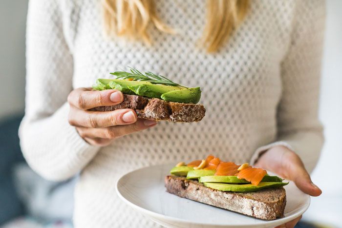 tosta de aguacate y salmón