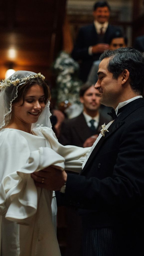 Nicole Wood y Alfonso Herrera como Blanca y Esteban.