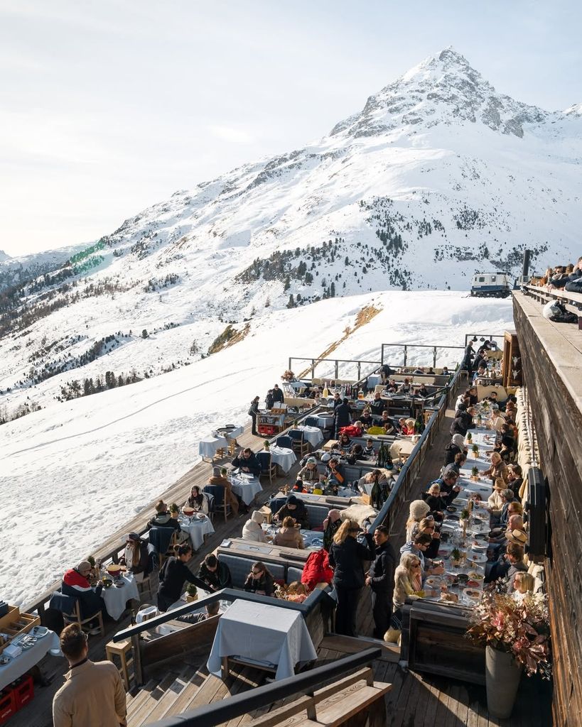 El après-ski es una de las experiencias infalibles en un viaje de esquí. Sobre estas líneas, el Paradiso en Saint Moritz. 