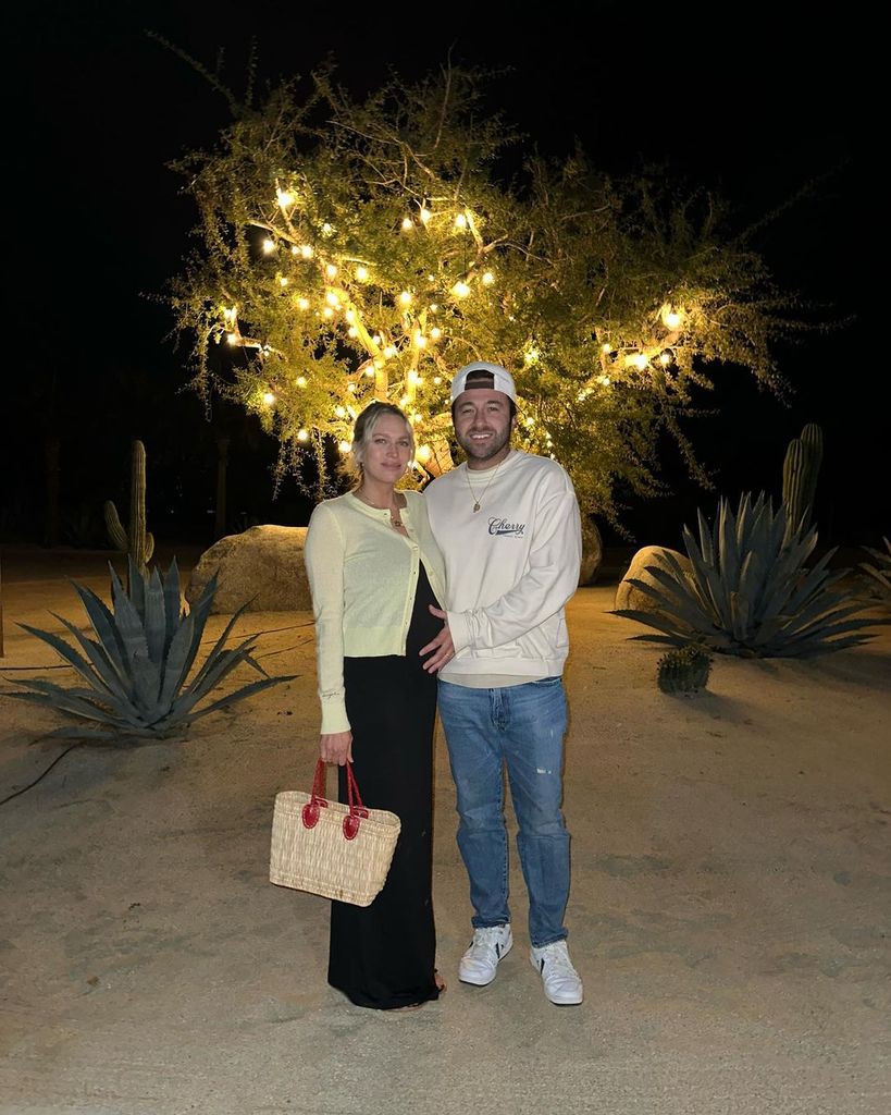 Erin Foster posando embarazada con su pareja