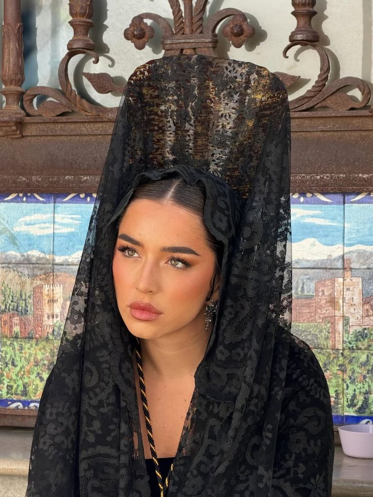 La cantante ha participado en la procesión de la Estrella de Albaycin, en Granada