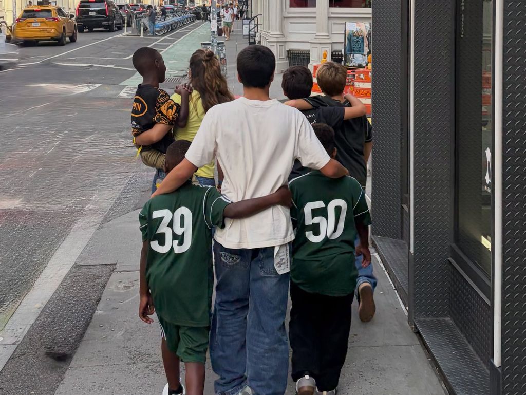 Shakira, Milan y Sasha paseando en NY con los Ghetto Kids. 
