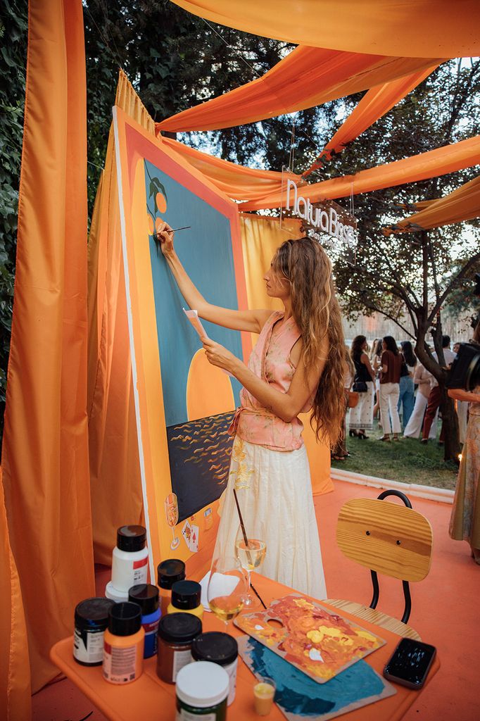 Almudena Cañedo pintando en directo en la fiesta.