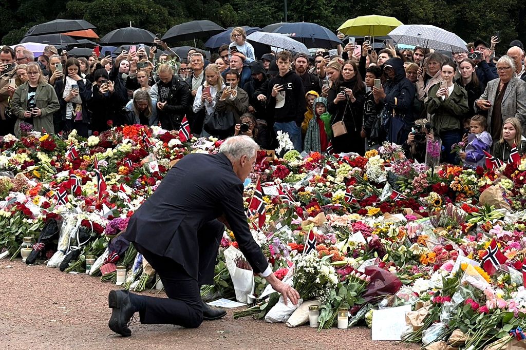 El primer ministro noruego, Jonas Gahr Støre, deposita flores en honor del rey Harald V frente al Palacio Real de Oslo