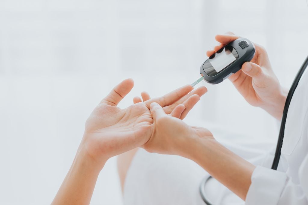 medir niveles glucosa en mujer diabética