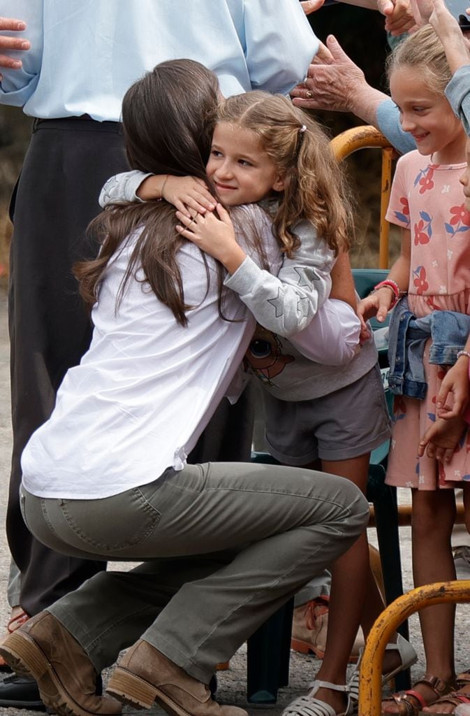 La reina Letizia abraza a una niña en su visita a las áreas afectadas de Zamora afectadas por los invendios forestales del verano de 2025