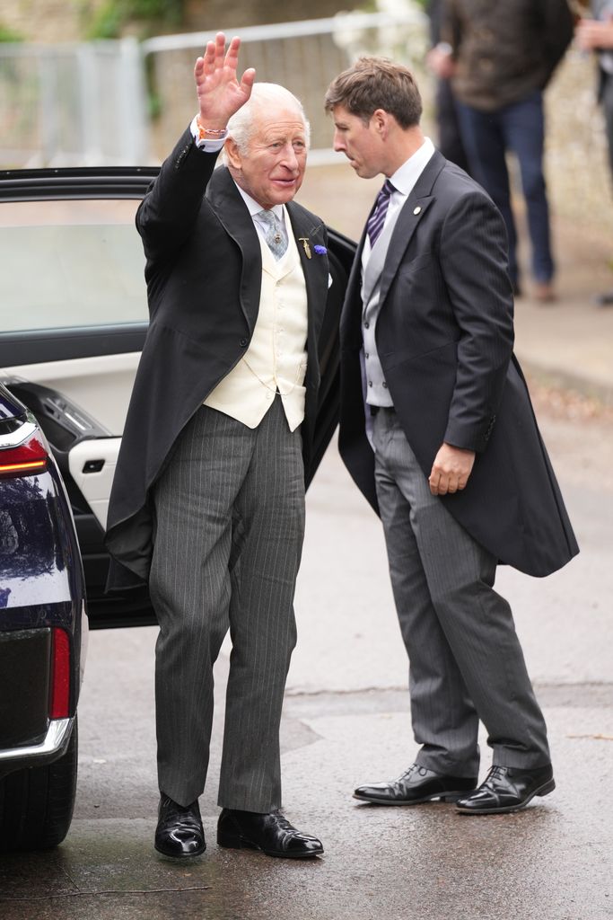 El rey Carlos III llegando a la boda de su sobrino Peter Phillips