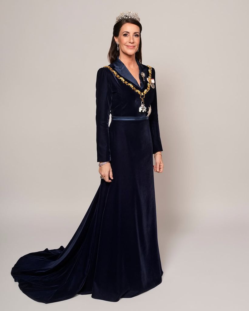 El retrato de Marie de Dinamarca con tiara y vestido de terciopelo