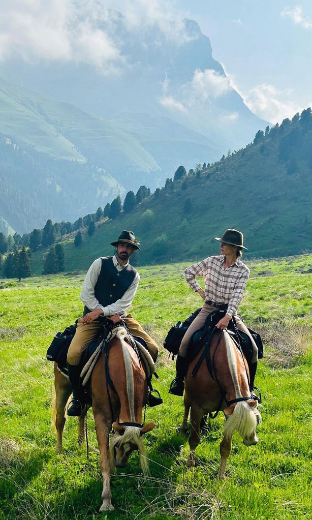 HOLIVING 47 ALEJANDRA DE ROJASAcompañada de Alberto Russo (@gauberg_dolomiti_horsetrek), a lomos de sus yeguas de raza Haflinger, durante una parada en Acompañada de Alberto Russo (@gauberg_dolomiti_horsetrek), a lomos de sus yeguas de raza Haflinger, durante una parada en