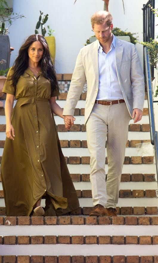 meghan markle con vestido camisero de largo maxi en verde oliva de staud