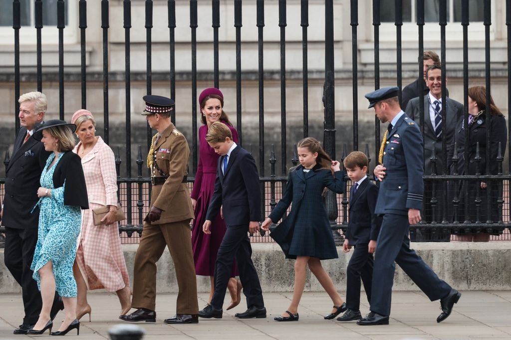 Kate Middleton reaparece con el resto de la Familia Real británica para el Día de la Victoria