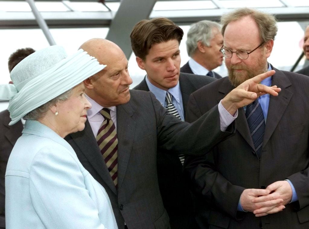 Isabel II y el arquitecto Norman Foster 