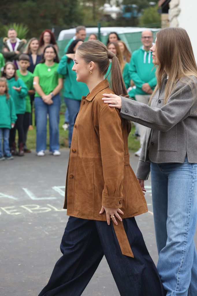 La infanta Sofía junto a su hermana mayor, la princesa Leonor, en Valdesoto