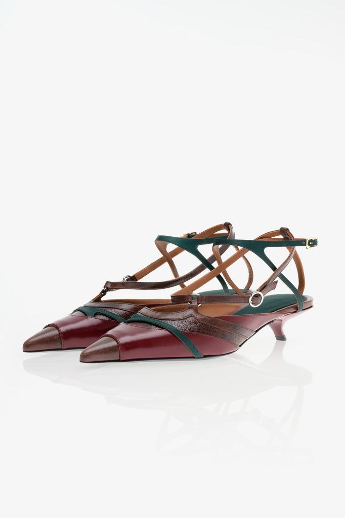 Zapatos de tacón kitten en piel con multitiras de Zara y John Galliano