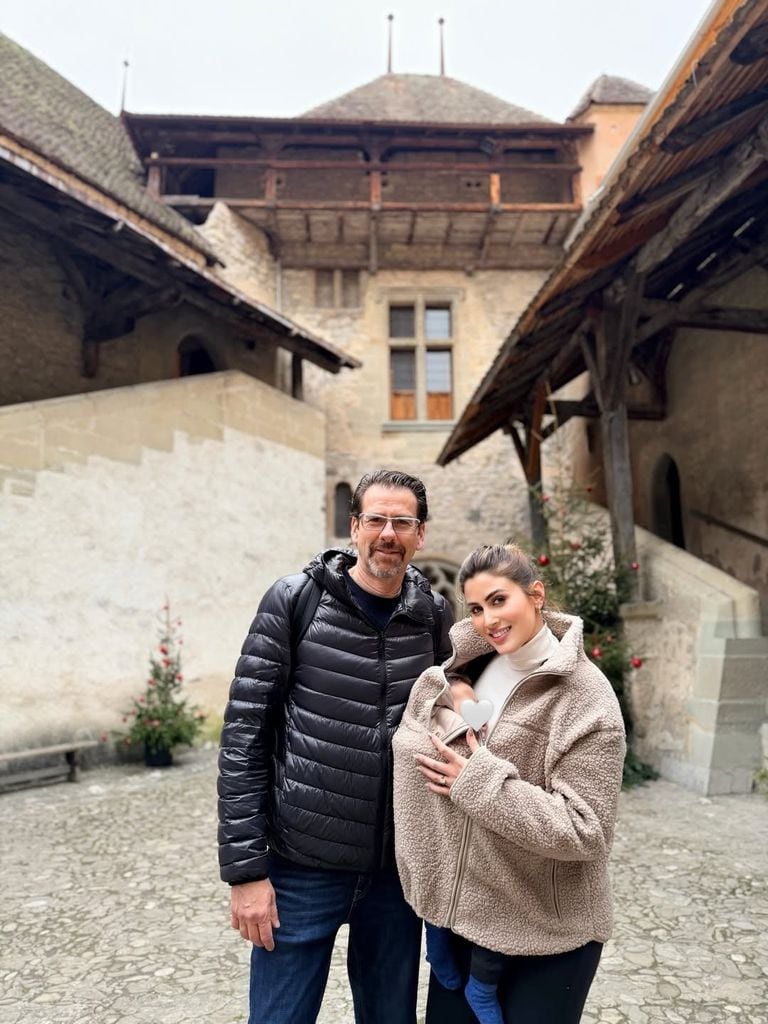 Sofía Rivera Torres y Eduardo Videgaray en el Château de Chillon, con su hijo Ferrán.