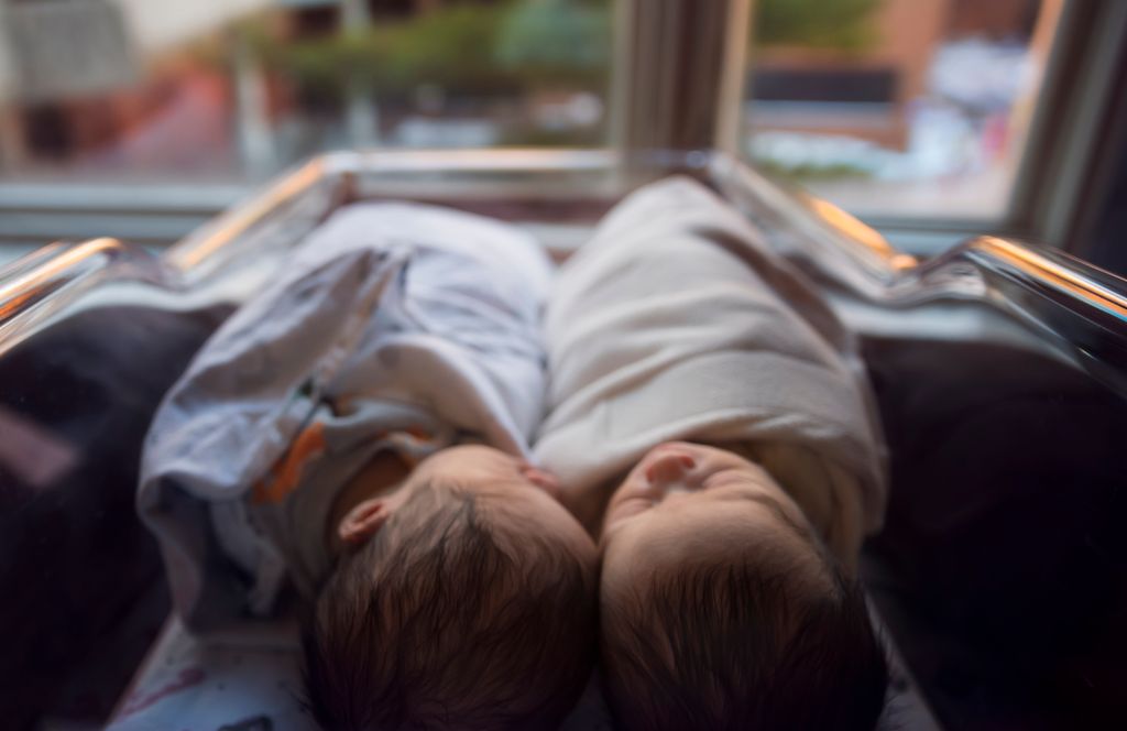 Gemelos recién nacidos en la cuna del hospital