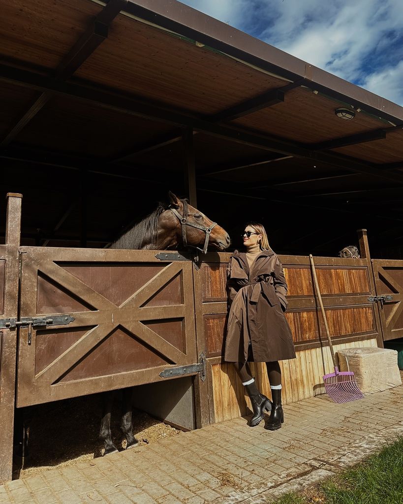 Lo que más disfrutó en esta visita al campo Michelle fue a los caballos de la campiña donde se hosperdaron.