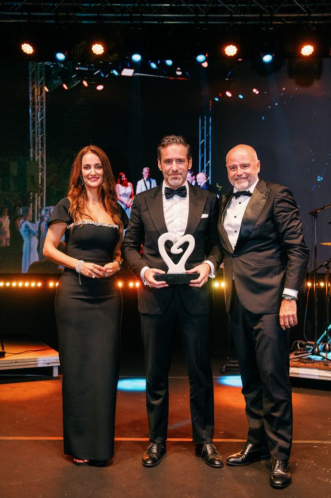 Borja Sémper posa con el Premio The Figher