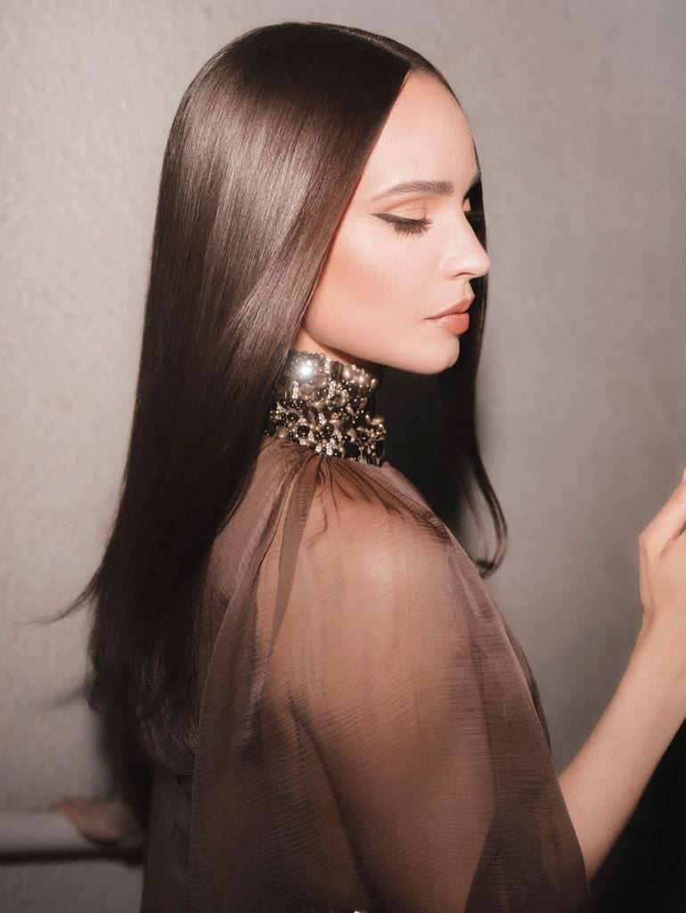 Sofia Carson ha llevado su melena en este tono toda su carrera, siempre con un brillo tipo espejo.