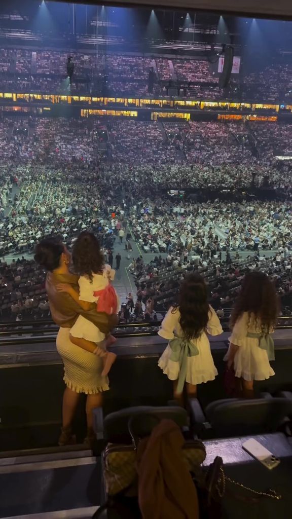 Georgina y sus hijas disfrutaron del show desde un lugar privilegiado.