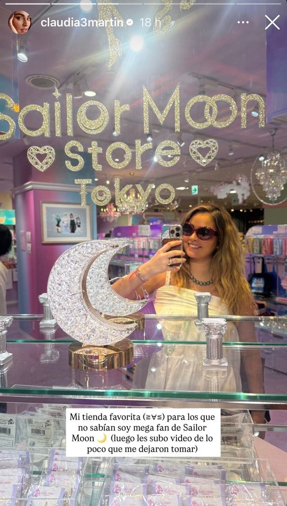 Claudia Martín, fascinada en la tienda de 'Sailor Moon'.