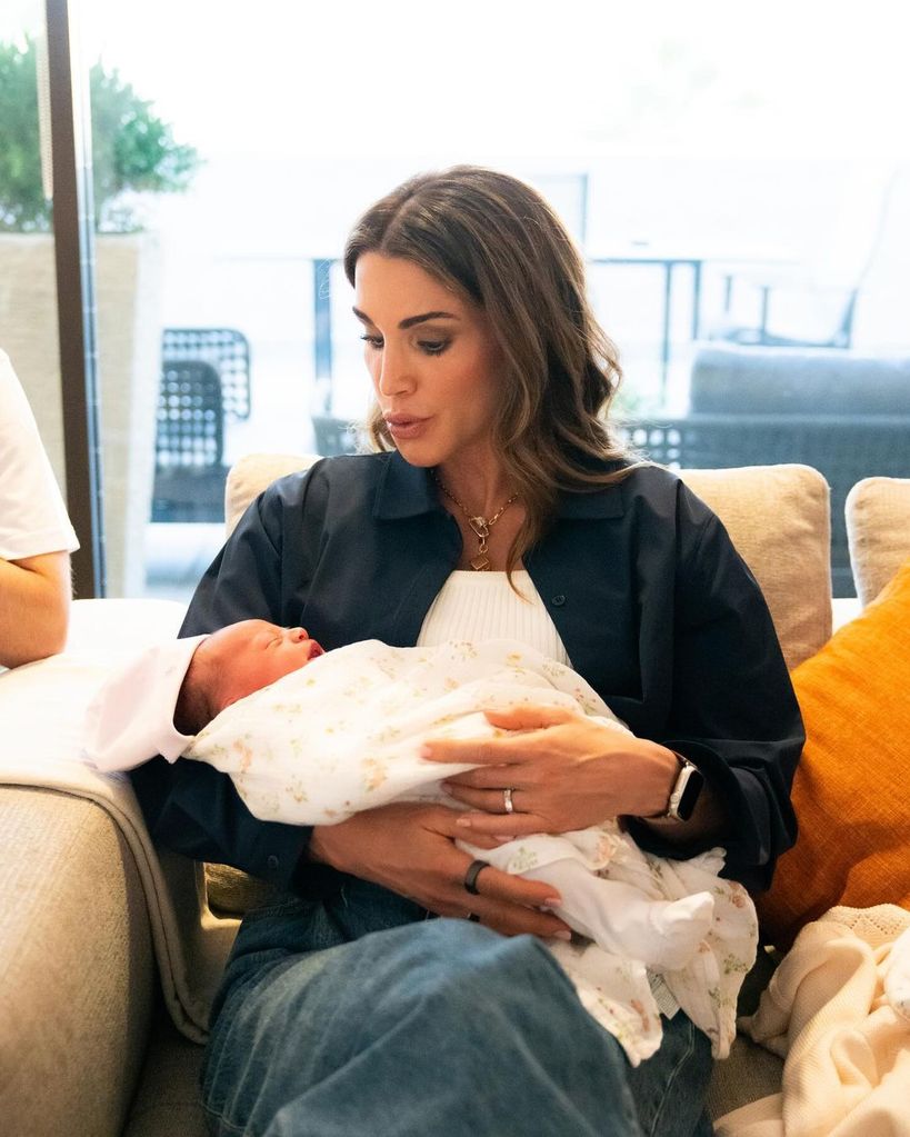 Rania de Jordania con su nieta Iman