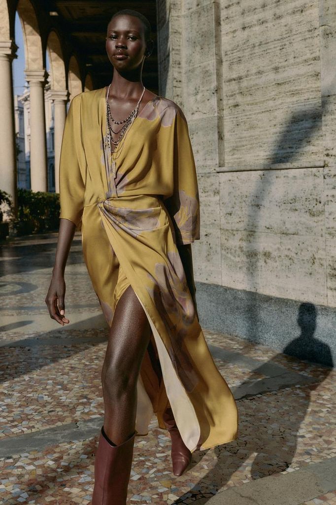 Vestido de invitada de invierno de Zara con flores XL y drapeado