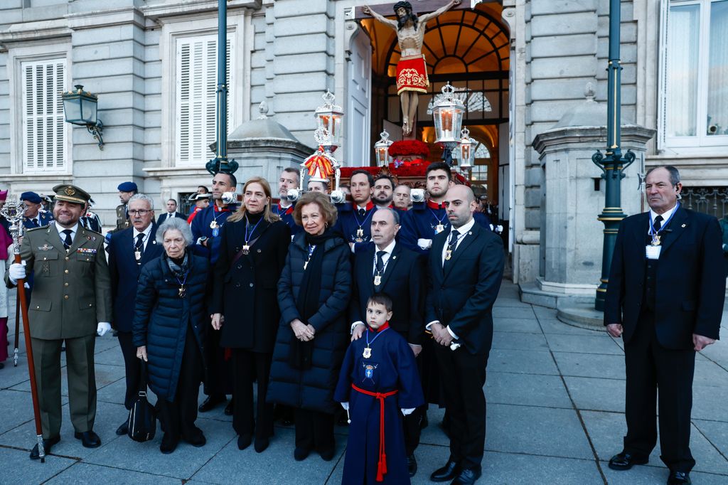 La reina Sofía, la infanta Cristina y la princesa Irene durante la procesión del Cristo de los Alabarderos de Madrid (marzo de 2024)