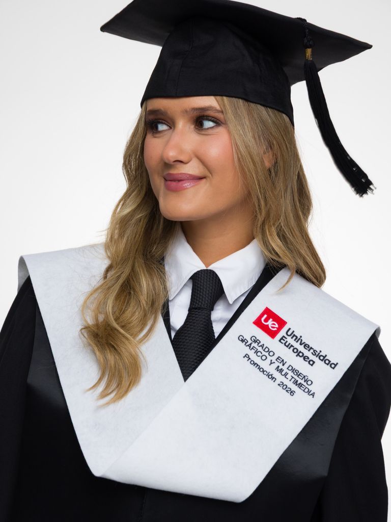 La estudiante posa orgullosa con el birrete en el día de su graduación