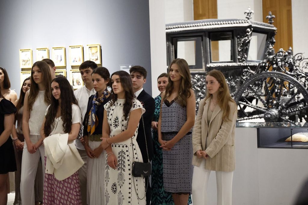 La princesa Leonor y la infanta Sofía en la Galería de las Colecciones Reales en el décimo aniversario de la proclamación de Felipe VI