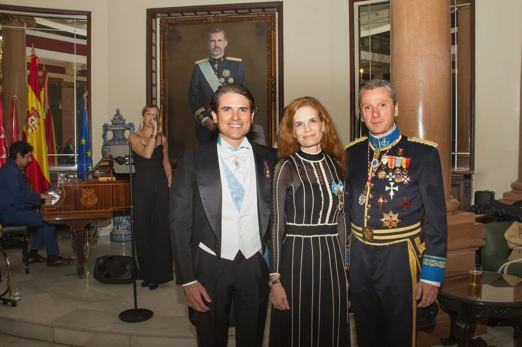 Julián Porras-Figueroa y Olivia de Borbón junto a Manuel Ruiz de Bucesta