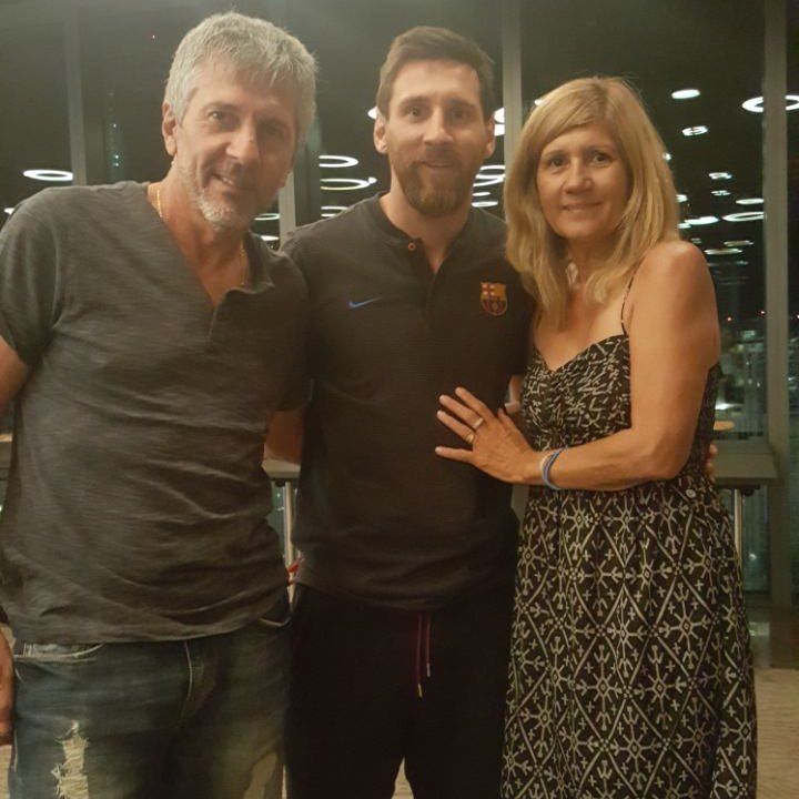 Lionel Messi con sus padres, Jorge Horacio Messi y Celia María Cuccittini.