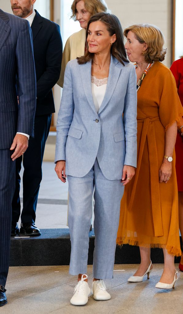 La reina Letizia con zapatillas blancas 'barefoot' visitando el Real Patronato de colecciones reales en Madrid, 2024.