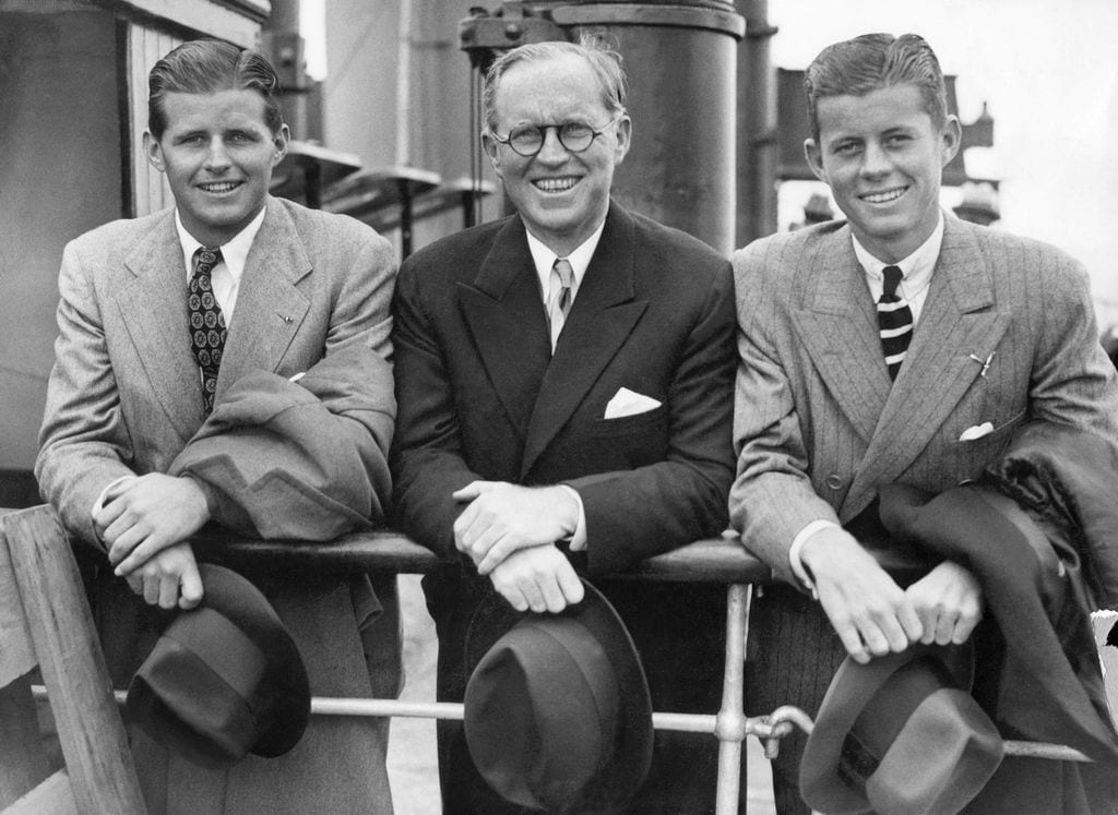 El patriarca del clan con sus dos hijos mayores, a la izquierda de la igmagen, Joseph Patrick Kennedy Jr. y a la derecha John Fitzgerald Kennedy