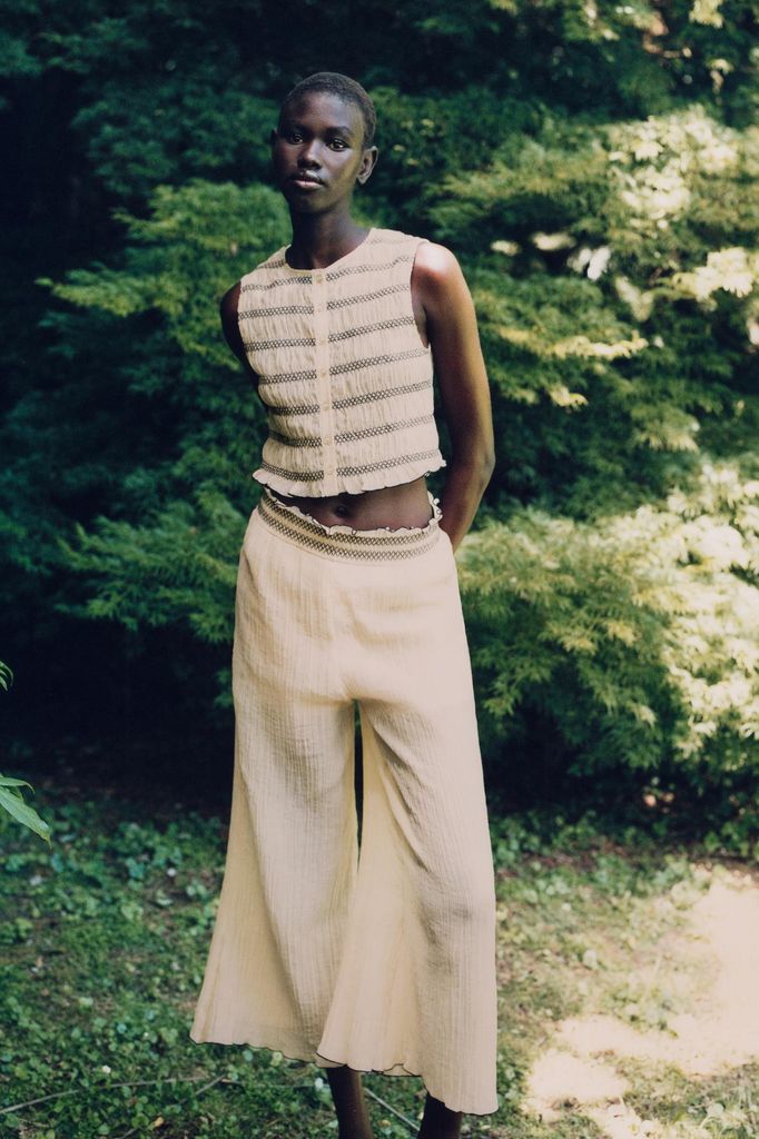 Pantalones ligeros Zara junio 2026