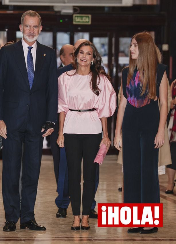 La reina Letizia impacta de rosa en el concierto previo a los Premios Princesa de Asturias 2023