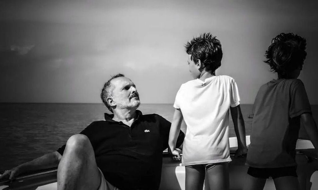 Miguel Bosé con sus hijos
