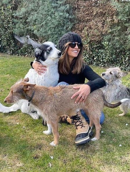 Mónica Cruz con tres de sus perros