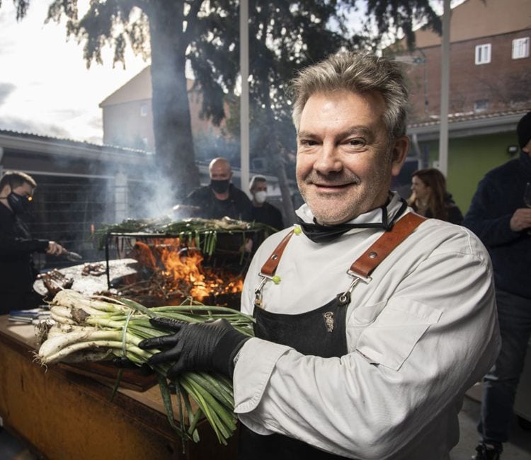 Víctor Díaz, propietario de Los Picazos, con una fuente de 'calçots'