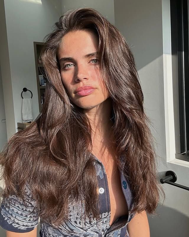 Sara Sampaio con polo de manga corta y pelo con volumen
