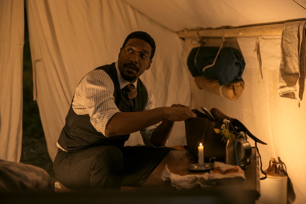 La nueva versión recupera de las novelas al doctor George Tann, el médico negro que salvó a los Ingalls de la malaria, que no apareció en la ficción orginal