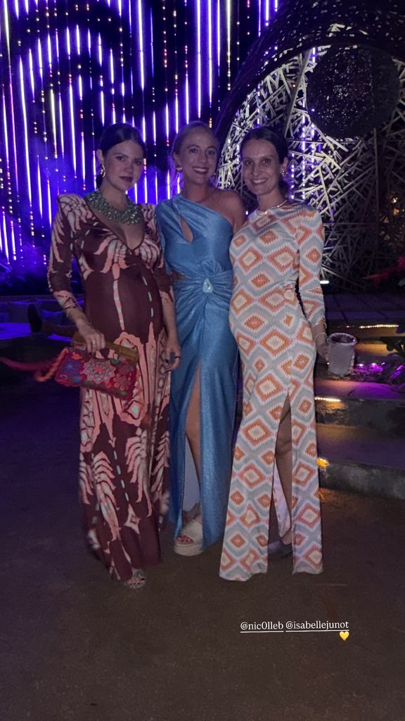 Isabelle Junot, la invitada mejor vestida en una exclusiva boda en una playa secreta de México con su vestido reversible