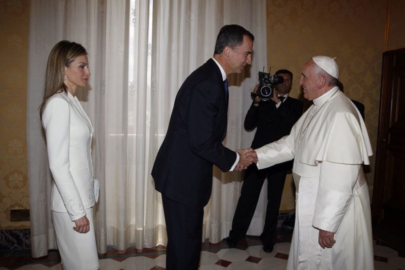 Los reyes Felipe y Letizia en una audiencia con el papa Francisco el 30 de junio de 2014 al poco de iniciar su reinado 