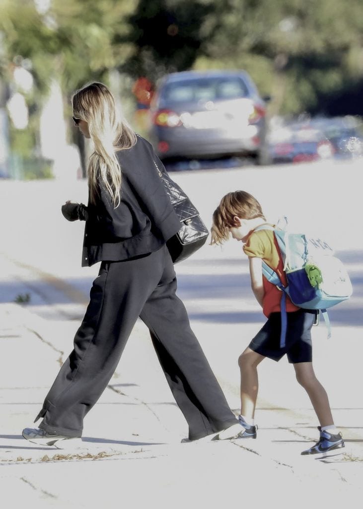 Anna Kournikova ha regresado a su rutina cuidando a sus hijos tras el nacimiento de su bebé.