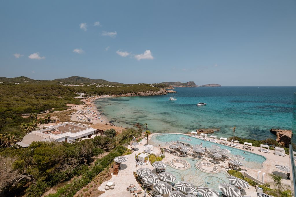 Sol, calma y sabor mediterráneo frente al mar es la propuesta de BLESS Ibiza.