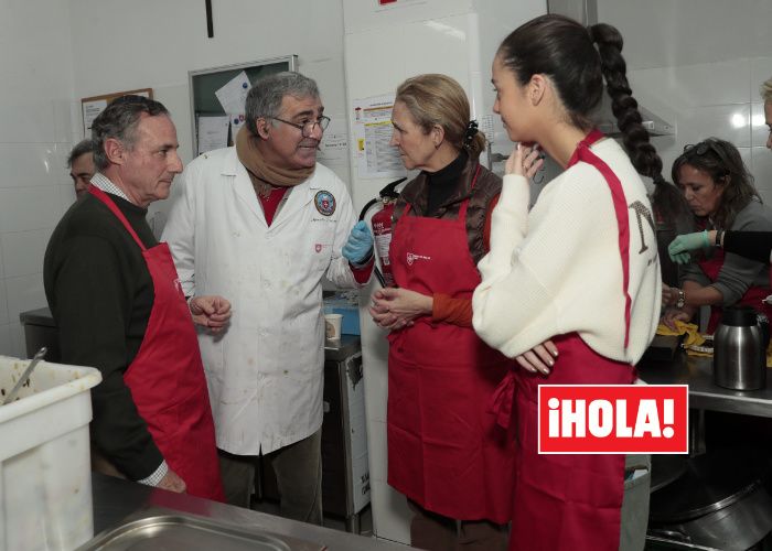 La infanta Elena y su hija Victoria de Marichalar en el comedor social San Juan Bautista, de la Orden de Malta